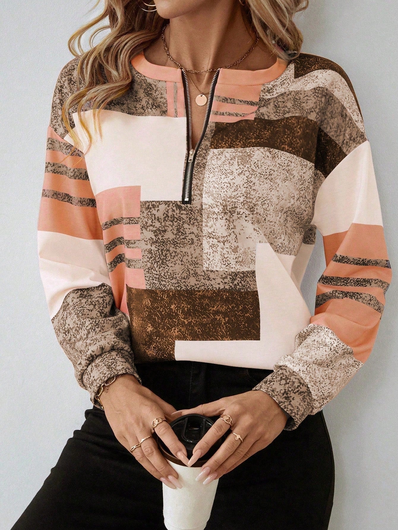 Tricia™ – Tröja med Grafiskt Tryck och Dragkedja